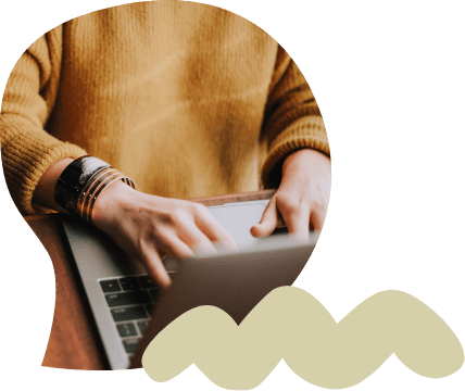 Agence Belle Nouvelle ! Photo détourée de mains d'une femme tapant sur un clavier d'ordinateur portable