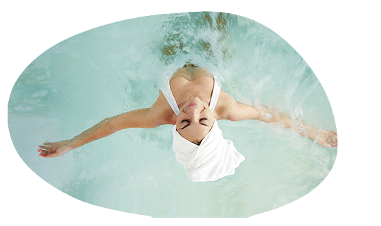 Agence Belle Nouvelle ! Photo d'une femme en maillot de bain dans une piscine