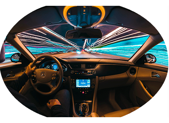 Photo d'une vue de l'intérieur d'une voiture avec ces effets de vitesse à l'extérieur
