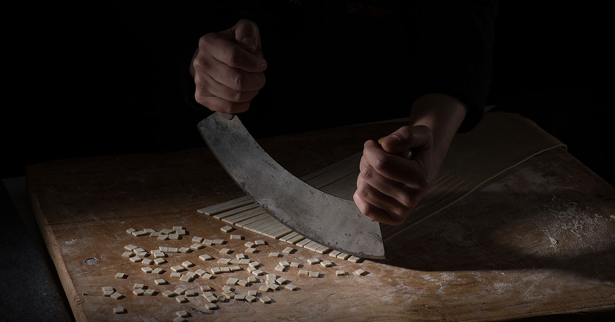 Agence Belle Nouvelle ! Photo pour Alpina de mains tenant un couteau coupant des crozets
