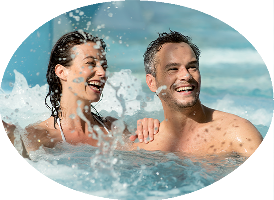 Photo d'un couple dans une piscine pour Valdys client de l'agence RP Belle Nouvelle