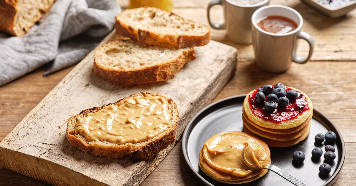 Agence Belle Nouvelle ! Photo d'une table de petit déjeuner avec des tartines de Peanut Butter Menguy's